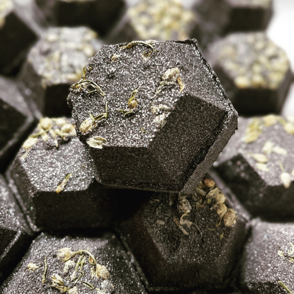 Moody Beach - Black Cardamon & Cream Foaming Bath Bomb